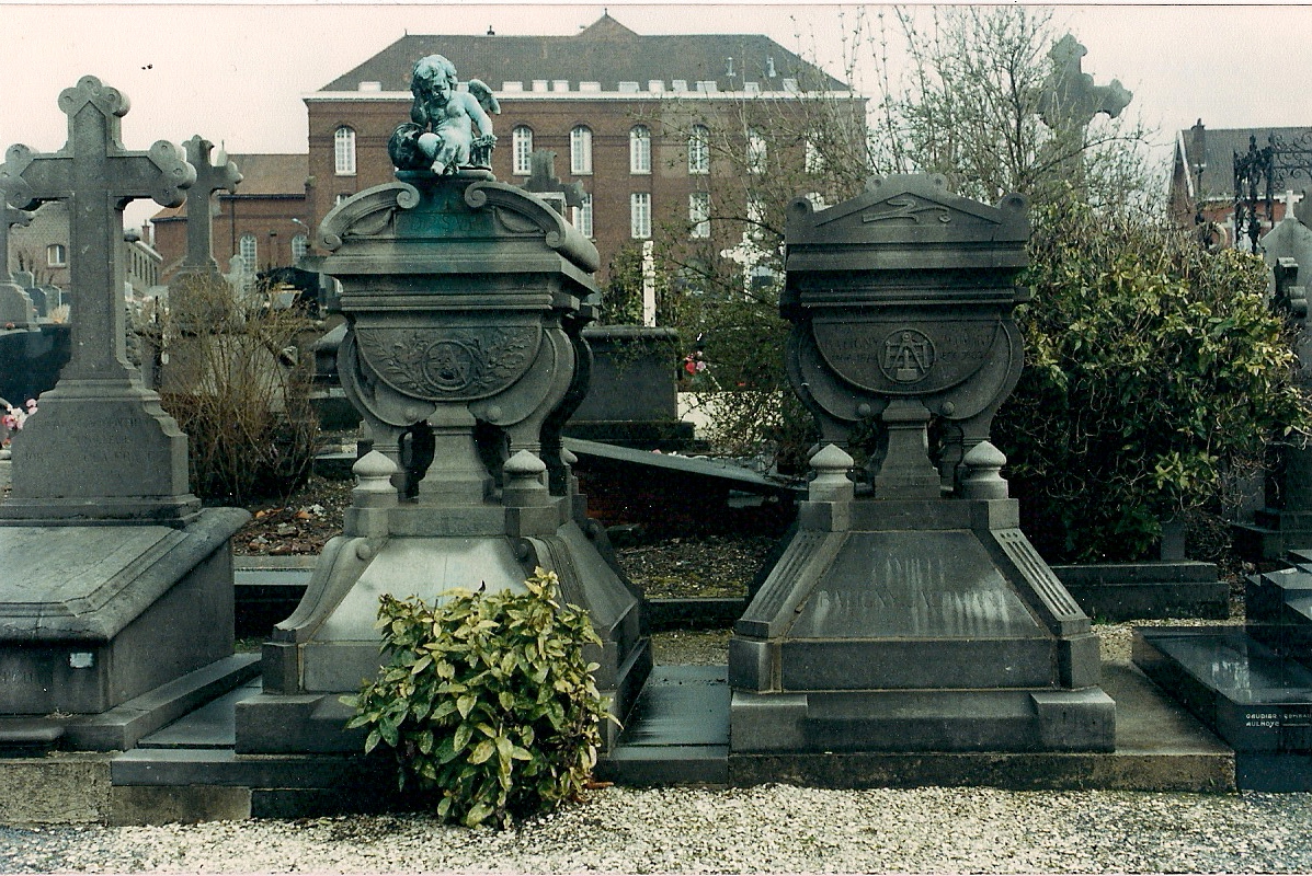 Tombe_Jules_Batigny_avec_lange_vole_depuis.jpg