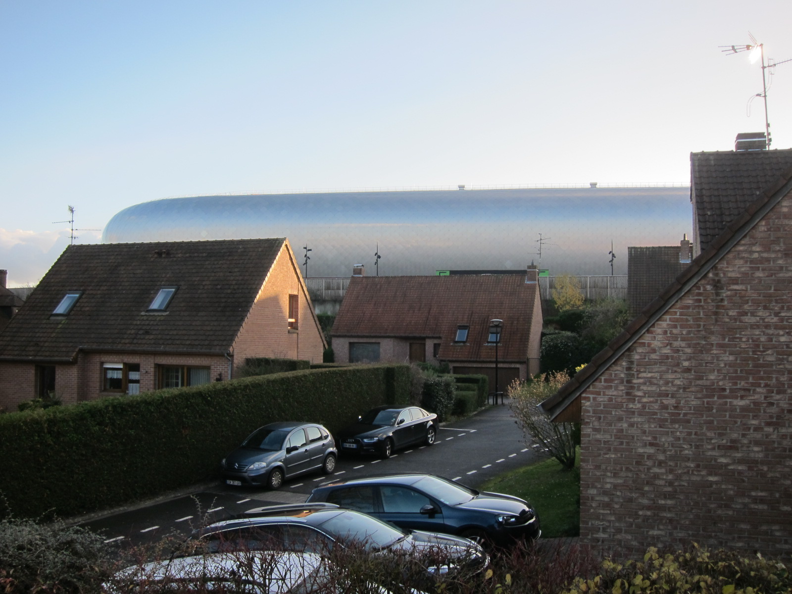 Un_dirigeable_Non_le_Stade_du_Hainaut.JPG