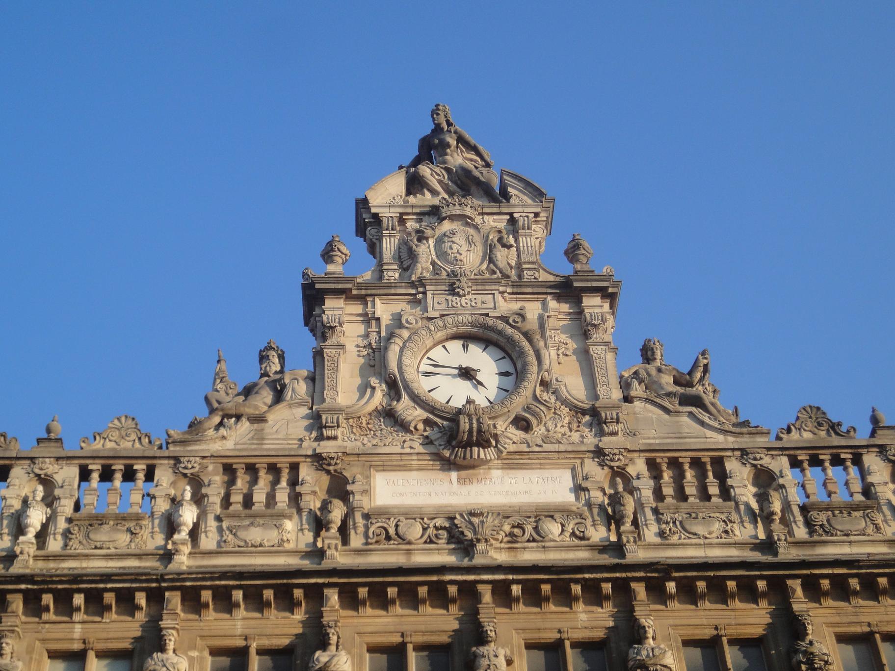 Frontonhoteldeville.jpg